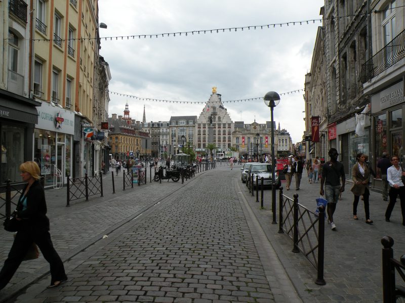  la place de Gaulle vue depuis la rue Esquermoise